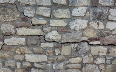 Fissure sur un Mur en Pierre : Comment identifier, comprendre et réparer ?